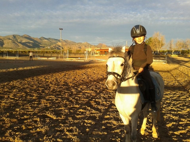 peque montando a caballo.jpg